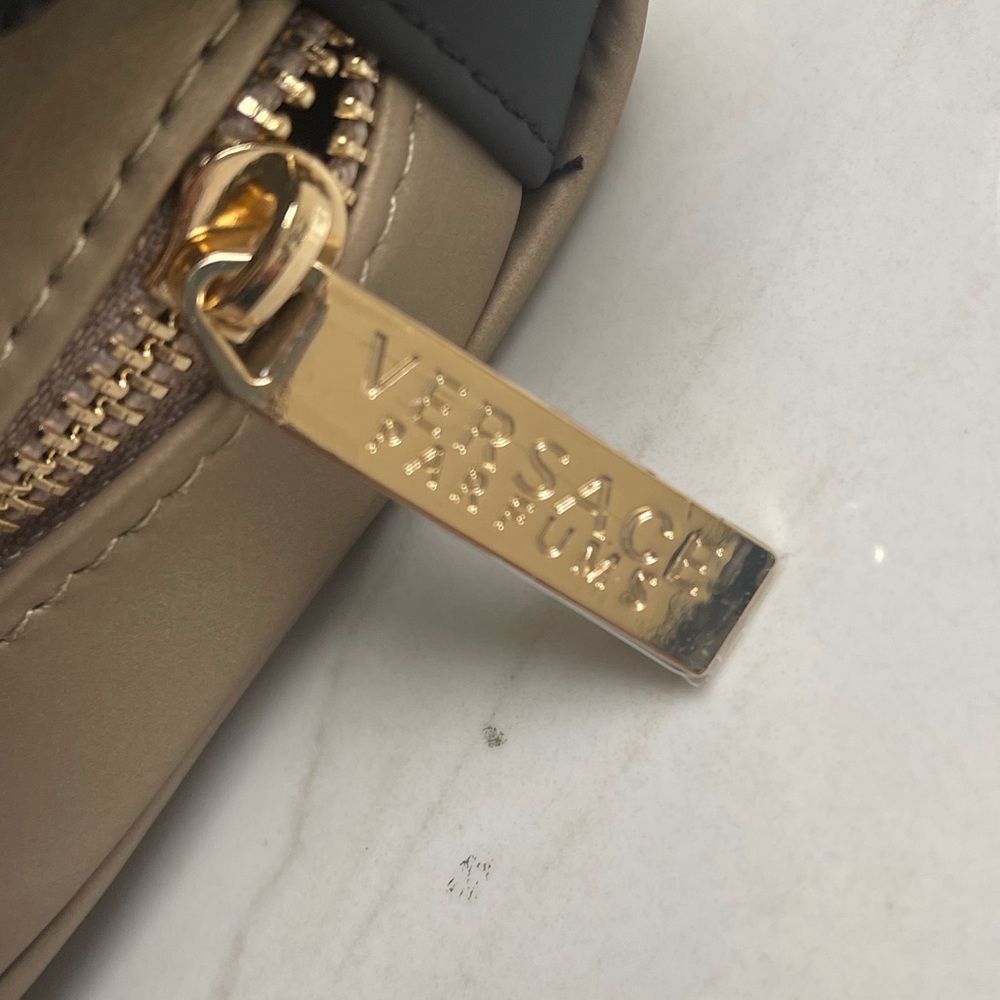 Versace - Picture 2 of 8